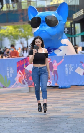 搭讪街拍紧身蓝色牛仔裤美女