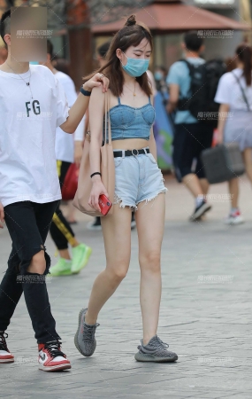 白嫩热裤Y Y小姐姐