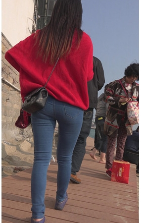 红衣牛仔裤妹子