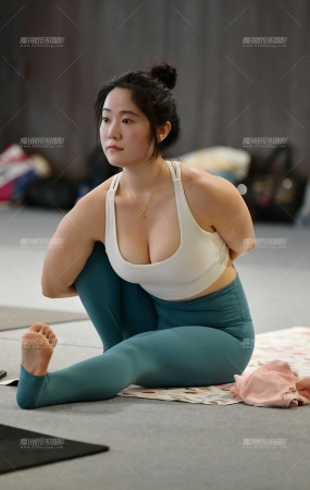 白皙微丰腴舒展瑜伽美女
