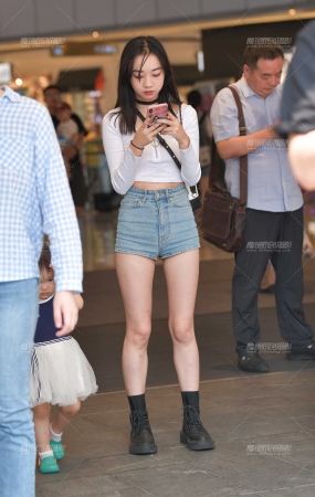 烈日下的热裤小月牙美眉