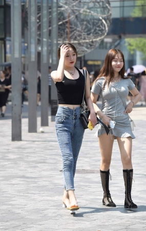 街拍牛仔裤姐姐