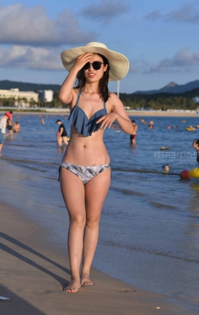 性感比基尼姑娘
