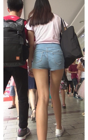 长腿牛仔短裤妹子