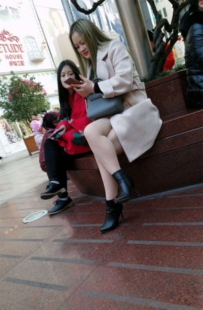 步行街花坛休息的高跟皮鞋肉色丝袜长发美少妇