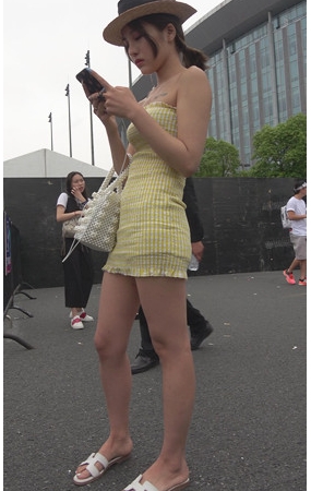 一字抹胸连体裙美女