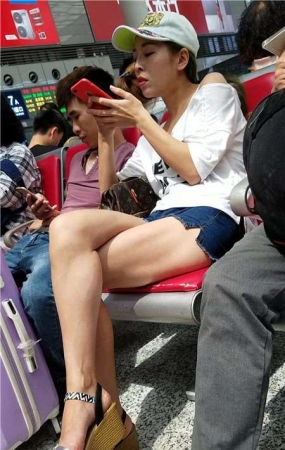 4k-牛仔热裤白皙嫩腿鸭舌帽美女