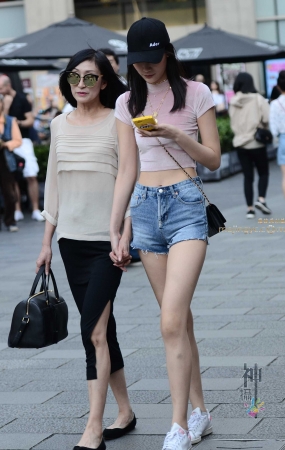 神摄手参赛05 穿牛短的高挑美女（14P）