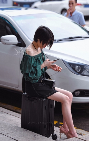 坐在箱子上等人的高跟美腿-13P