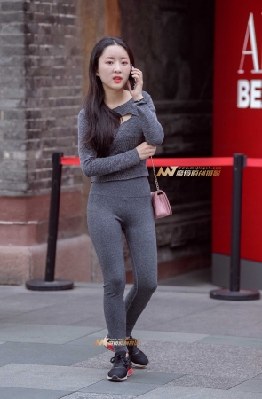 娇小玲珑紧身裤美女
