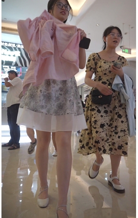 戴眼镜的小姐姐