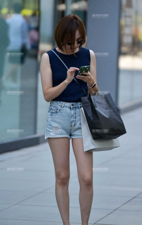 逛街热裤美女