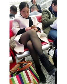 4K – 候车室的极品黑丝美腿少妇