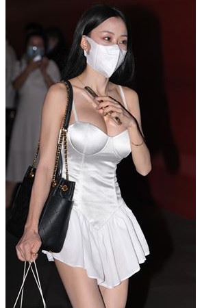 性感的吊带女孩