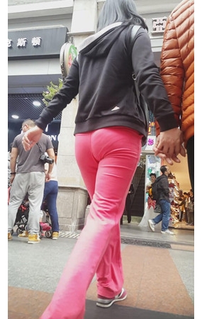红裤紧身妹子