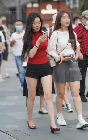 红衣女孩
