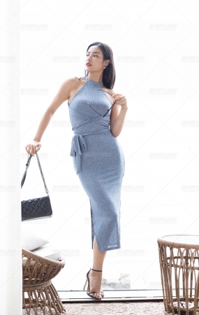 第三篇：蓝色长裙美女