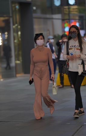 戴口罩的漂亮小姐姐
