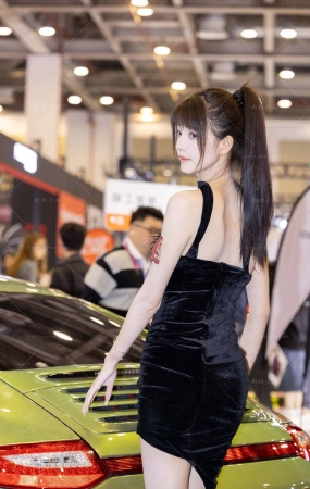 网红车模小姐姐
