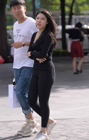 街拍黑色紧身裤美眉