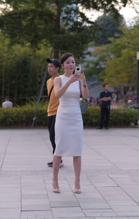 相当气质的高颜值白裙街拍美女