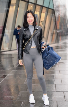 紧身健美裤包裹出性感美臀
