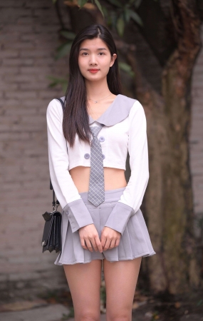 570灰色短裙女孩