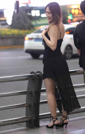 肉丝街拍高跟少妇