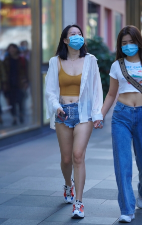 肚子上有纹身的吊带小姐姐