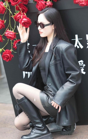 气质街拍黑丝少妇