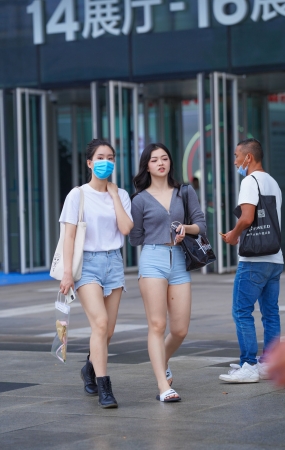 肉肉的热裤小妹