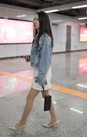 地铁站尾随丝袜美女-14P
