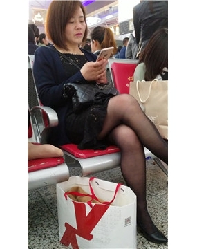 4k视频，极品黑丝美腿熟女，一点不输给小年轻