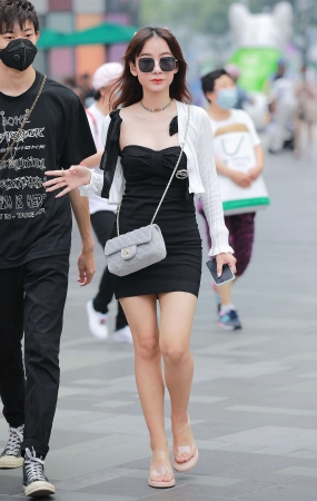 四九城嘎子街拍作品 – 性感美腿女友