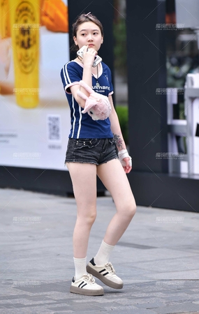 靓丽热裤美女