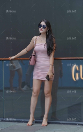 性感的粉色裙美女