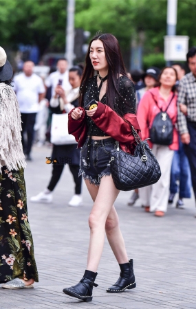 热裤美女月牙臀-13P