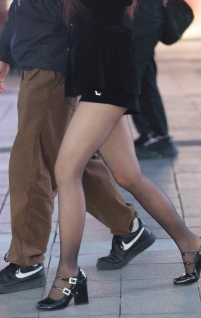 黑丝街拍少妇