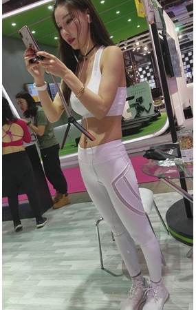 正在直播的白裤紧身美女