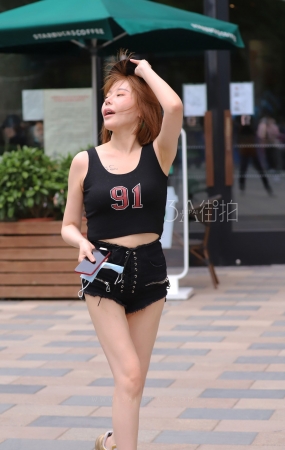 背心短裤的美腿姑娘，这身材不错吧？-12P