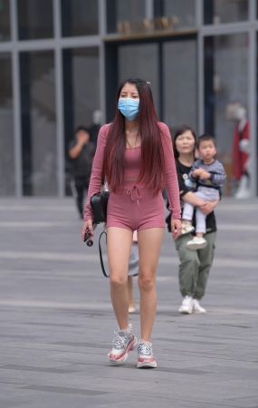 紧身的热裤套装~