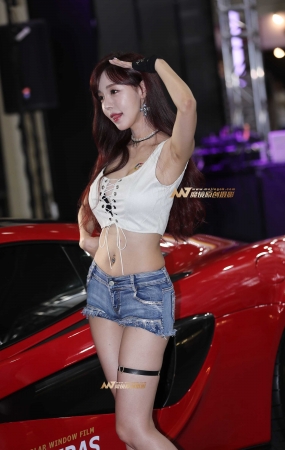 [辉辉赛贴-韩国改装车展]可爱的热裤车模