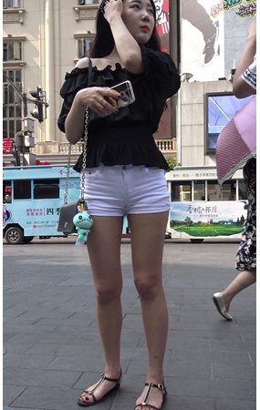 白色短裤美女