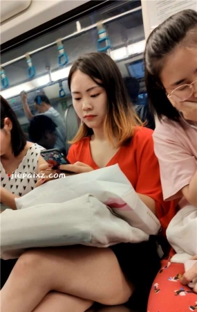 街拍红衣妹子 [597 MB/mp4]