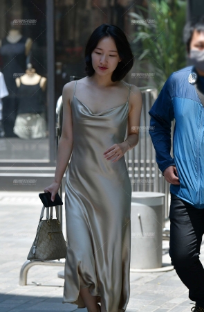 丝滑长裙美女