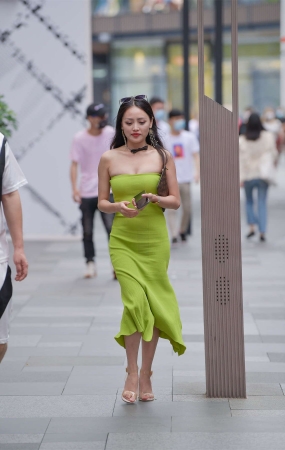 视觉冲击街拍作品 – 抹胸美少妇