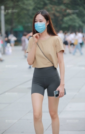 紧身瑜伽短裤美眉