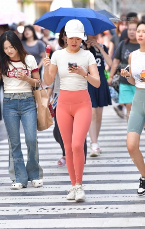 闺蜜紧身裤美女