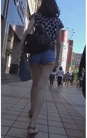 漂亮的热裤月牙女孩
