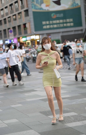 搭讪街拍包臀短裙美眉